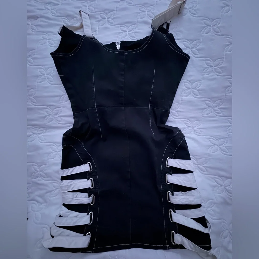 Stylish Black and White Women's Dress - Picture 5 of 8